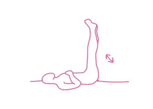 Одновременные подъёмы ног на 90 градусов с руками на Сердечном Центре, вдохом через нос и выдохом через рот (5 мин)