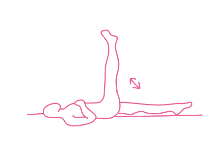 Поочередные подъёмы ног на 90 градусов с руками на Сердечном Центре, вдохом через нос и выдохом через рот (4 мин)