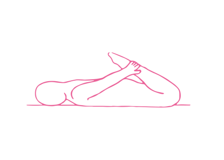 Поза лежа на животе, обхватив руками лодыжки (1-2 мин)