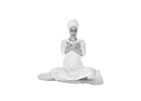 Поза со скрещенными руками и кистями в подмышках 1